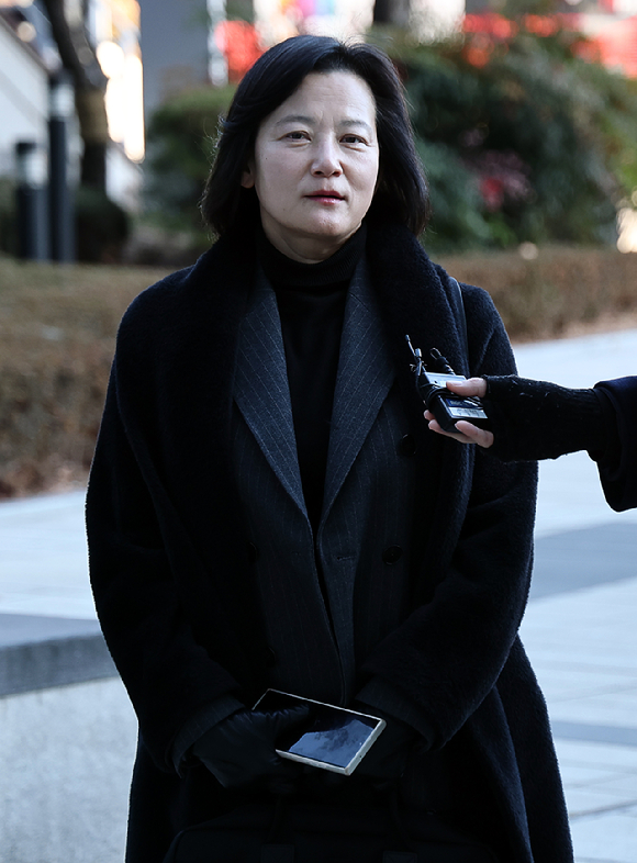 최근 법무부 인사에서 고검검사급 보직으로 사실상 강등된 정유미 전 검사장이 지난달 22일 서울행정법원에서 열린 집행정지 신청 심문기일에 출석하며 취재진 질문에 답하고 있다. 2025.12.22 [사진=연합뉴스]