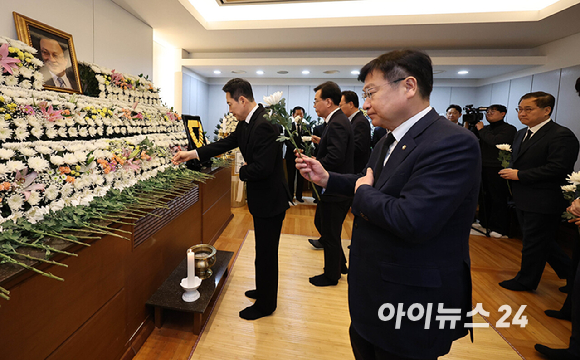 국민의힘 장동혁 대표와 송언석 원내대표 등 지도부가 30일 오전 서울 종로구 서울대학교병원 장례식장에 마련된 故 이해찬 전 국무총리의 빈소를 찾아 조문하고 있다. [사진=사진공동취재단]