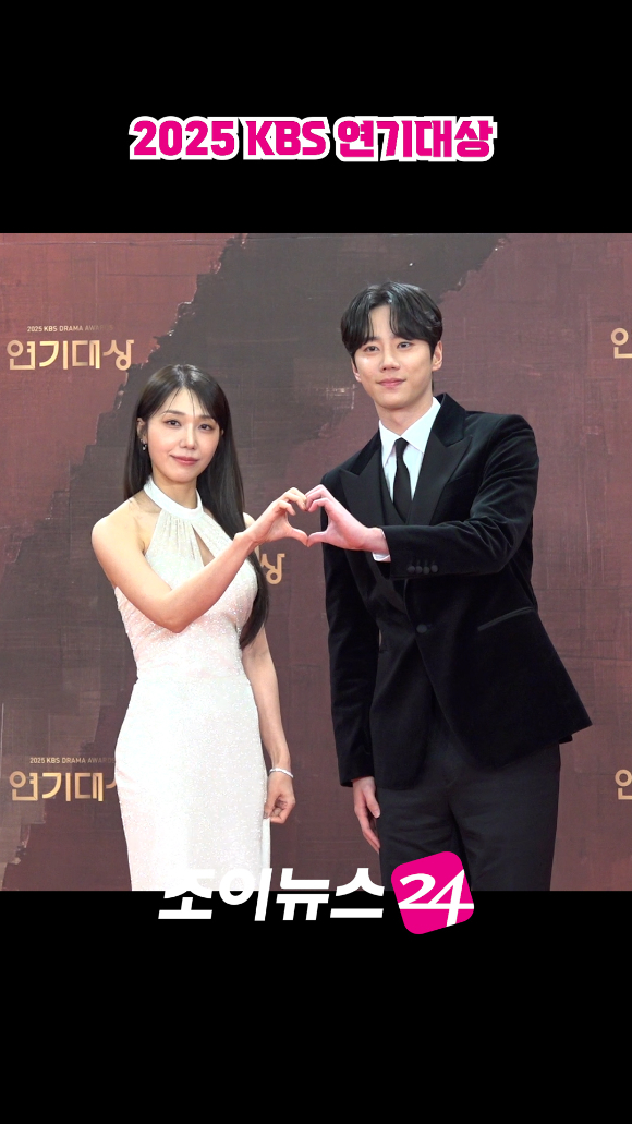 그룹 에이핑크 정은지, 배우 이준영이 31일 오후 서울 여의도 KBS에서 열린 '2025 KBS 연기대상' 레드카펫 포토월 행사에서 포즈를 취하고 있다. [사진=문수지 기자]