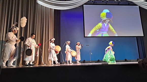 지난 22일 일본 히로시마에서 개최된 제9회 한일문화카라반 in 히로시마에서 대금산조 등 대구시의 3가지 전통문화예술 공연을 선보이고 있다. [사진=대구시]