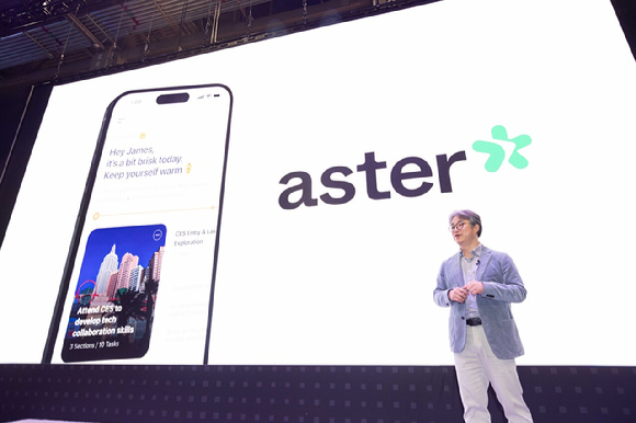 정석근 SKT GPAA 사업부장이 작년 미국 라스베이거스에서 열린 기자간담회에서 SKT의 글로벌 AI 에이전트 '에스터'에 대해 발표하는 모습 [사진=SKT]