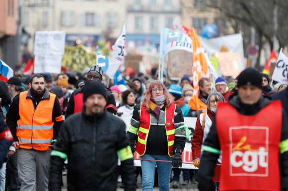 지난달 31일(현지시간) 프랑스 파리에서 연금 개혁에 반대하는 시위대가 행진하고 있다. 이날 파리를 비롯한 전국의 도시에서 연금 개혁에 반대해 시위를 벌였고 주요 8개 노조는 하루 동안 2차 파업에 들어갔다. [사진=뉴시스]