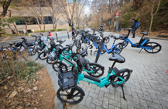 보도에 방치돼 보행자들의 통행을 방해하는 전기자전거의 모습. [사진=서초구]