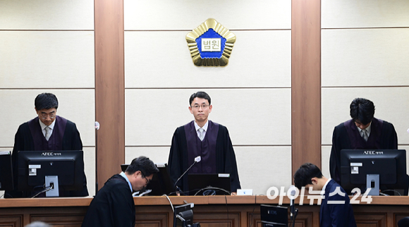 윤석열 전 대통령의 배우자 김건희 여사가 24일 서울 서초동 서울중앙지법에서 열린 김 여사의 특정범죄가중처벌법상 알선수재 및 자본시장법·정치자금법 위반 등 사건 첫 재판에 출석하고 있다. [사진=사진공동취재단]