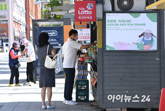 서울 시내의 한 복권판매점에서 시민이 로또 복권을 구매하고 있다. [사진=김성진 기자]