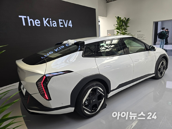 기아 'EV4' 정측면. [사진=김종성 기자]