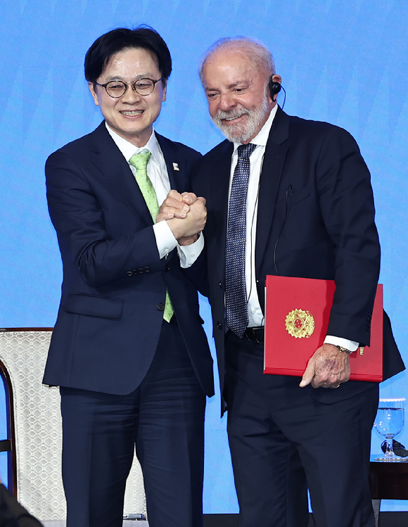 루이스 이나시우 룰라 다시우바 브라질 대통령과 김정관 산업통상부 장관이 23일 서울 중구 롯데호텔에서 열린 한국-브라질 비즈니스 포럼에서 기념촬영을 하고 있다. 2026.2.23 [사진=연합뉴스]