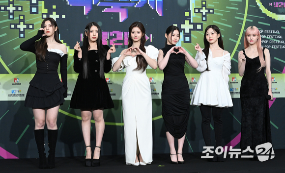 그룹 엔믹스가 16일 오후 서울 송파구 잠실학생체육관에서 열린 2022 KBS 가요대축제 레드카펫에서 포즈를 취하고 있다. [사진=김성진 기자]