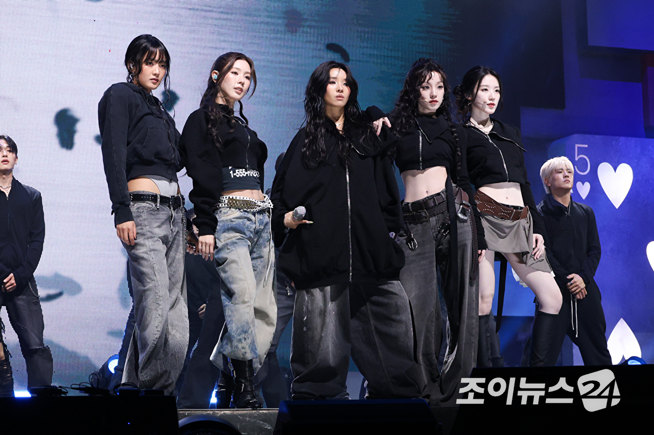 그룹 아이들이 6일 오후 서울 광진구 광장동 예스24라이브홀에서 진행된 아이들(i-dle) 아홉 번째 미니 앨범 '위 메이드'(We made) 발매 기념 쇼케이스에 참석해 열띤 무대를 펼치고 있다. [사진=문수지 기자]
