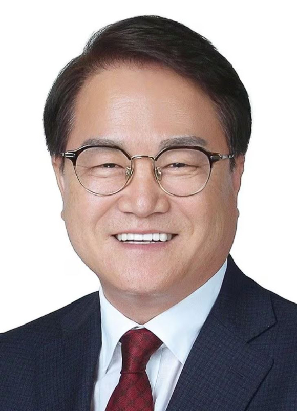 지난 6&middot;3 지방선거에서 낙선한 김하수 전 경북 청도군수가 숨진 채 발견됐다. 사진은 김하수 전 경북 청도군수. [사진=청도군]