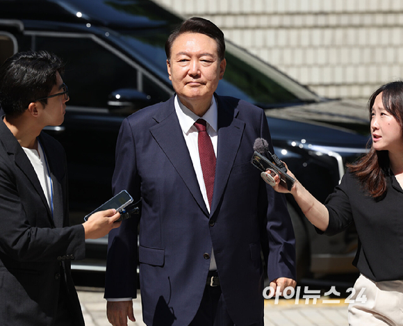 윤석열 전 대통령이 23일 서울 서초구 서울중앙지방법원에서 열린 내란 우두머리 혐의·직권남용 권리행사 방해 혐의 사건 8차 공판에 출석하고 있다. [사진=사진공동취재단]