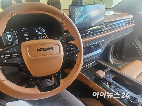 신형 무쏘(MUSSO) '그랜드 스타일' 모델의 전면부 [사진=설재윤 기자]