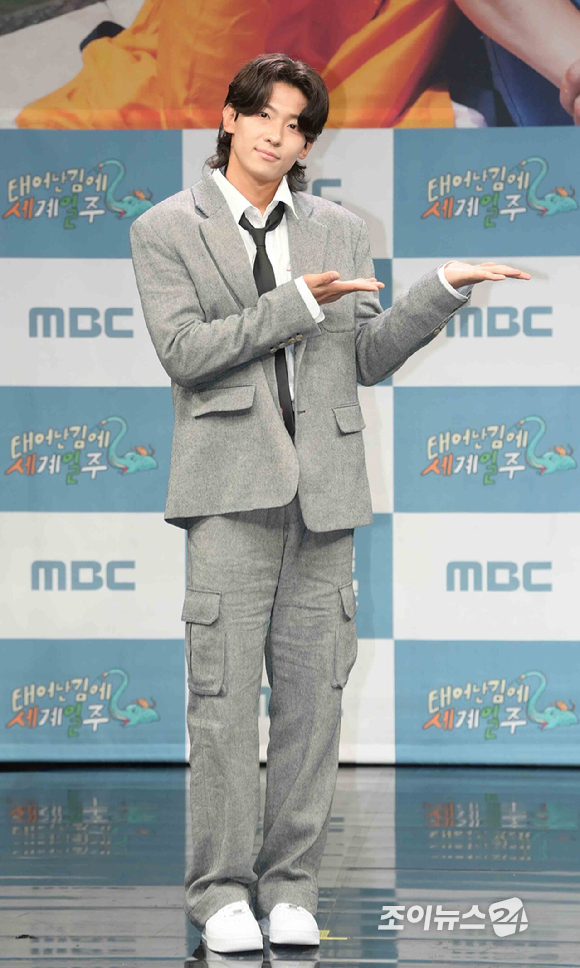 유튜버 방송인 덱스가 9일 오후 서울 마포구 상암동 MBC 골든마우스홀에서 열린 MBC '태어난 김에 세계일주2' 제작발표회에 참석하고 있다. [사진=정소희 기자]