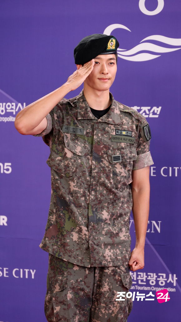 배우 백선호가 31일 오후 인천시 영종구 운서동 파라다이스시티에서 열린 제5회 청룡시리즈어워즈 레드카펫 행사에 참석하고 있다. [사진=문수지 기자]