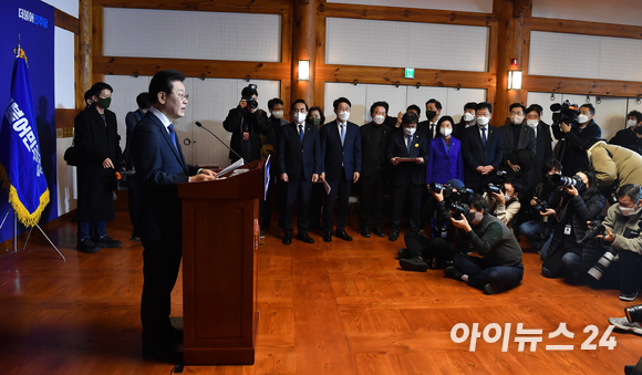 이재명 더불어민주당 대표가 12일 오전 서울 여의도 국회 사랑재에서 열린 2030 신년기자회견에서 모두발언을 하고 있다. [사진=김성진 기자]