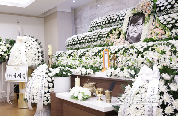 5일 별세한 '국민 배우' 고(故) 안성기의 빈소가 서울성모병원 장례식장에 마련됐다. 향년 74세. [사진=사진공동취재단]