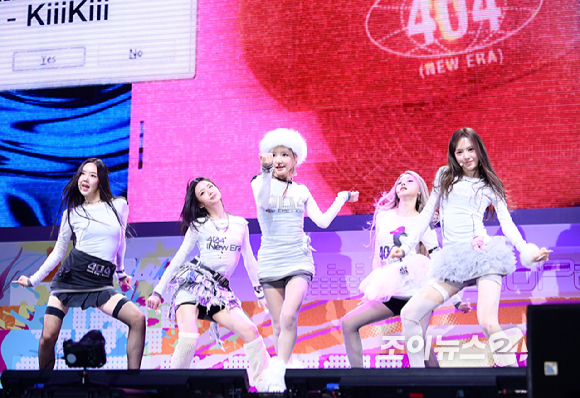 그룹 키키가 26일 오후 서울 광진구 광장동 예스24라이브홀에서 열린 그룹 키키(KiiiKiii) 미니 2집 '델룰루 팩(Delulu Pack)' 발매 기념 쇼케이스에 참석해 타이틀곡 '404 (뉴 에라)' 무대를 선보이고 있다. [사진=정소희 기자]