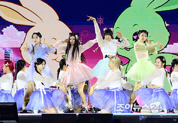 그룹 뉴진스가 21일 오후 서울 종로구 경복궁 흥례문 광장에서 열린 '2024 코리아 온 스테이지-뉴 제너레이션'에서 멋진 무대를 선보이고 있다. [사진=정소희 기자]