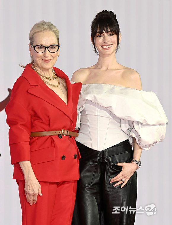 배우 메릴 스트립, 앤 해서웨이가 8일 오전 서울 종로구 포시즌스 호텔 서울에서 열린 영화 '악마는 프라다를 입는다 2' 내한 기자간담회에서 포토타임을 갖고 있다. [사진=곽영래 기자]