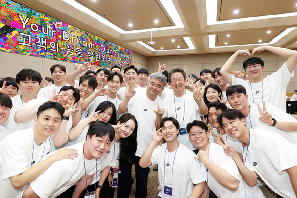 정원주 대우건설 회장과 백정완 대우건설 사장이 지난 27일 신입사원들과 함께 기념사진을 찍고 있다. [사진=대우건설]