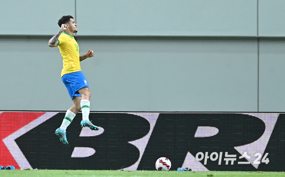 2일 오후 서울월드컵경기장에서 열린 2002 한일월드컵 20주년 기념 대한민국과 브라질의 친선경기가 열렸다. 브라질 쿠티뉴가 추가골을 넣은 후 기뻐하고 있다. [사진=김성진 기자]