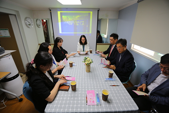 엑스코와 (주)메쎄이상, 대한사회복지회 관계자들이 기부금 및 기부물품 전달식에 참석, 지원 방안을 논의하고 있다. [사진=엑스코]