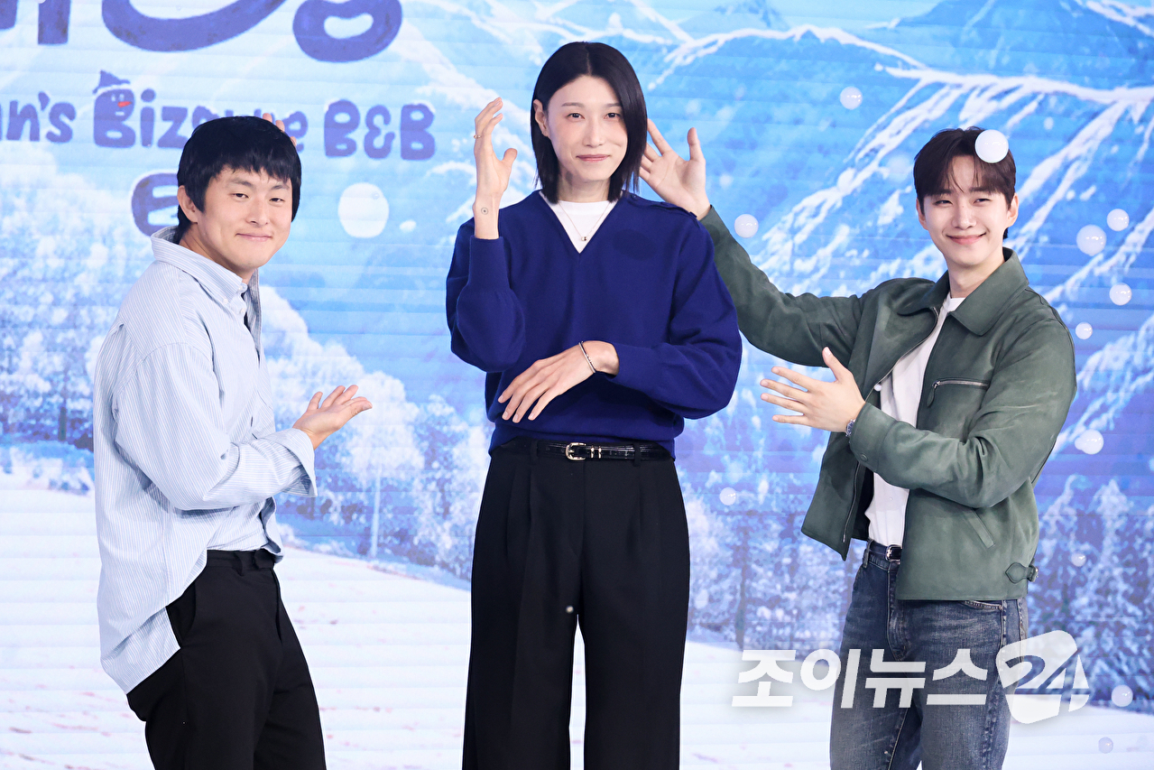 만화가 기안84, 전 배구선수 김연경, 배우 이준호가 22일 오전 서울 마포구 호텔 나루 서울 엠갤러리에서 진행된 넷플릭스 예능 '대환장 기안장 시즌2' 제작발표회에 참석해 포즈를 취하고 있다. [사진=문수지 기자]