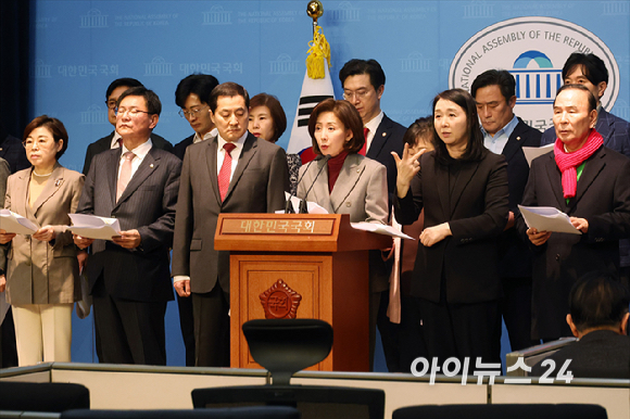 국민의힘 의원들이 28일 서울 여의도 국회 소통관에서 '헌정질서&middot;법치주의 수호 및 사회안정&middot;국민통합을 위한 헌법&middot;법률&middot;양심에 따른 공정한 평의 촉구 탄원' 기자회견을 하고 있다. [사진=곽영래 기자]