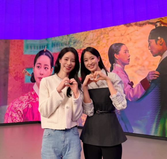 주시은 아나, 임지연과 손하트 투샷⋯'멋진 신세계' 애청자 인증