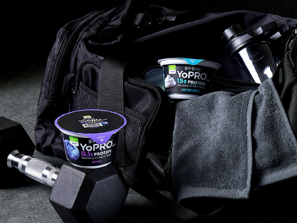 론칭 2개월여만에 누적 판매 100만 개를 돌파한 프리미엄 고함량 프로틴 요거트 브랜드 '요프로'. [사진=풀무원]