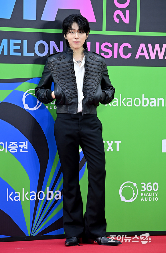 가수 지코가 20일 서울 구로구 고척돔에서 열린 '2025 멜론뮤직어워드(MMA2025)' 레드카펫에서 포즈를 취하고 있다.