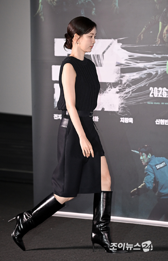 배우 신현빈이 20일 오후 서울 용산구 CGV 용산아이파크몰에서 영화 '군체' 언론 시사회에서 포토타임을 갖고 있다. [사진=곽영래 기자]