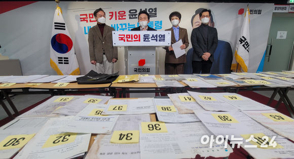 국민의힘 원희룡 정책본부장이 28일 서울 여의도 중앙당사에서 기자회견을 열고 대장동 배수구 문건 내용을 실물 공개하며 발언하고 있다. [사진=김성진 기자]