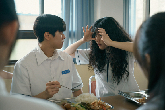 배우 신은수가 넷플릭스 영화 '고백의 역사' 인터뷰에 앞서 포즈를 취하고 있다. [사진=넷플릭스]