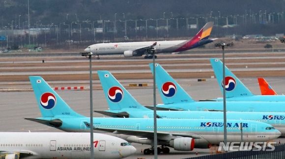 대한항공과 아시아나항공의 기업결합이 '조건부 승인'으로 가닥이 잡혔다. [사진=뉴시스]