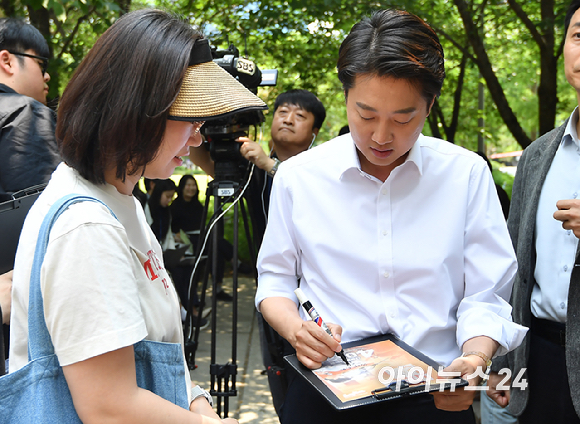 이준석 개혁신당 대선 후보가 30일 오후 서울 마포구 경의선 숲길에서 시민들과 인사를 하고 있다. [사진=곽영래 기자]