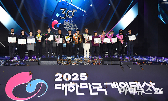 기술&middot;창작상 기획/시나리오&사운드 부분을 수상한 데브캣 김동건 대표가 12일 오후 부산 해운대구 벡스코에서 열린 '2025 대한민국 게임대상'에서 소감을 전하고 있다. [사진=곽영래 기자]