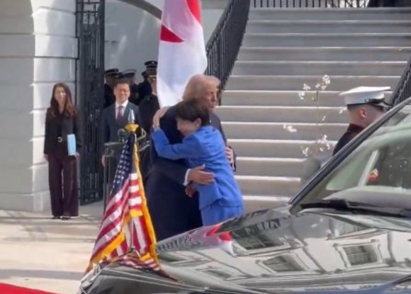 트럼프 대통령이 진주만 발언을 하자 다카이치 총리가 눈을 크게 뜨며 놀라고 있다. [사진=백악관 유튜브 ]