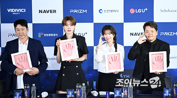 배우 이정하, 고윤정, 안재홍, 금해나, 임시완, 박보영, 개그맨 신동엽, 장도연, 배우 윤가이, 크리에이터 곽준빈이 25일 오전 서울 영등포구 CGV 여의도에서 열린 청룡시리즈어워즈 핸드프린팅 행사에서 포토타임을 갖고 있다. [사진=곽영래 기자]
