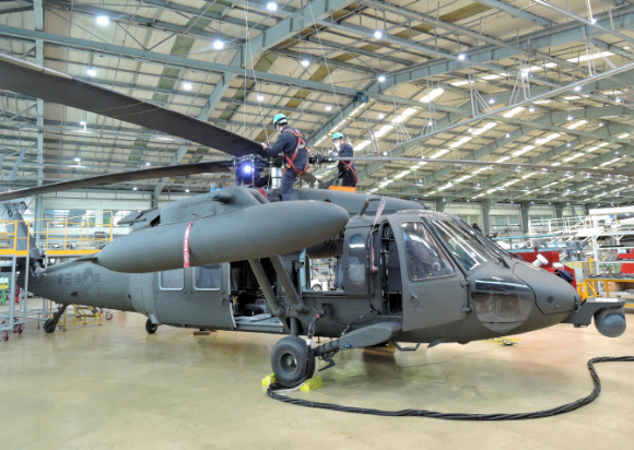 대한항공 직원이 부산테크센터에서 UH-60 헬기 창정비를 하고 있다. [사진=대한항공]