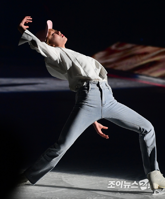 피겨선수 김예림이 23일 오후 서울 목동아이스링크에서 열린 뮤지컬 '나 혼자만 레벨업 on ICE' 프레스콜에서 열연하고 있다. [사진=정소희 기자]