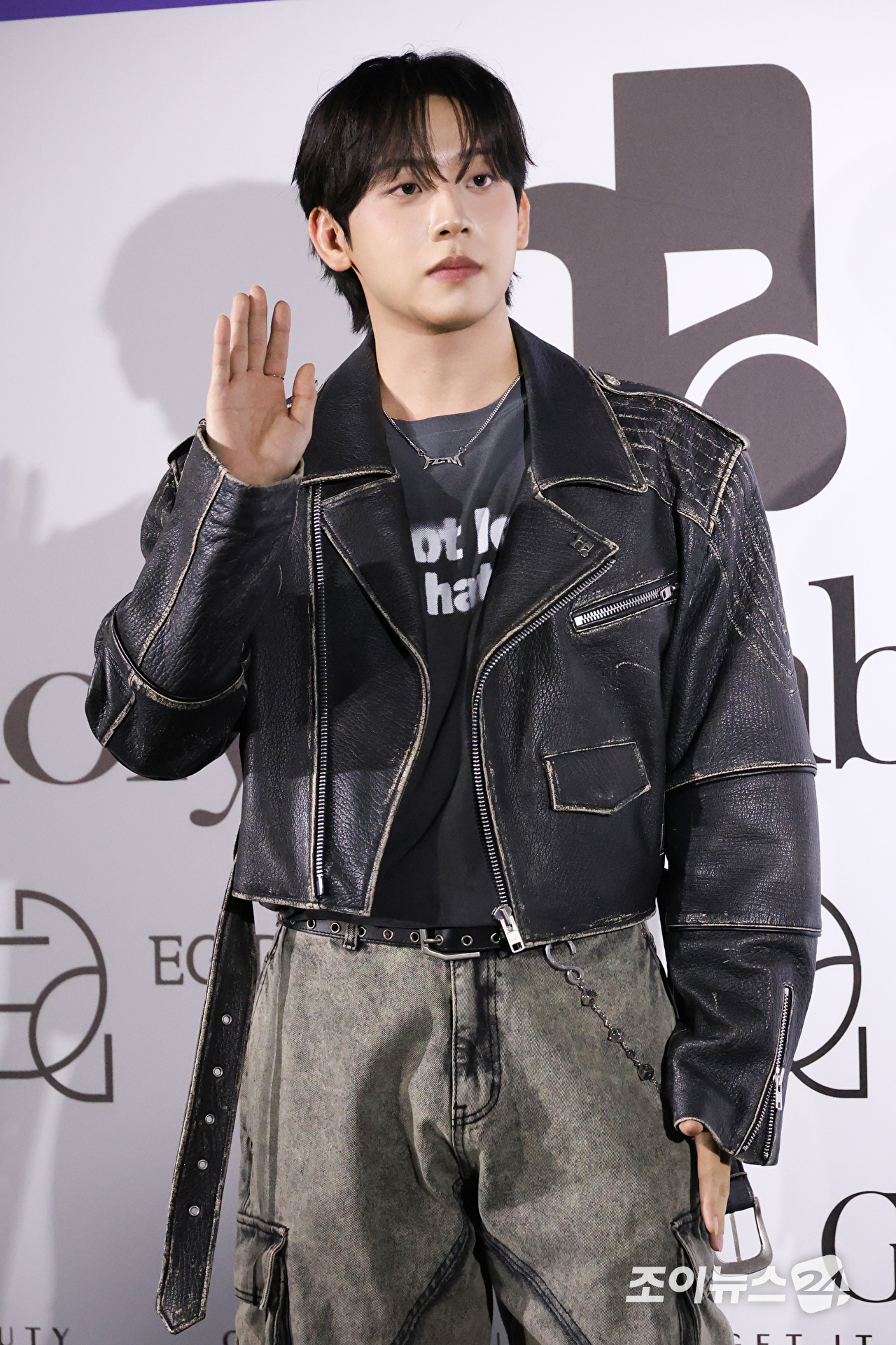 방송인 허성범이 1일 오후 서울 중구 동대문디자인플라자에서 진행된 2027 S/S 서울패션위크 '홀리넘버세븐' 컬렉션에 참석해 포즈를 취하고 있다. [사진=문수지 기자]