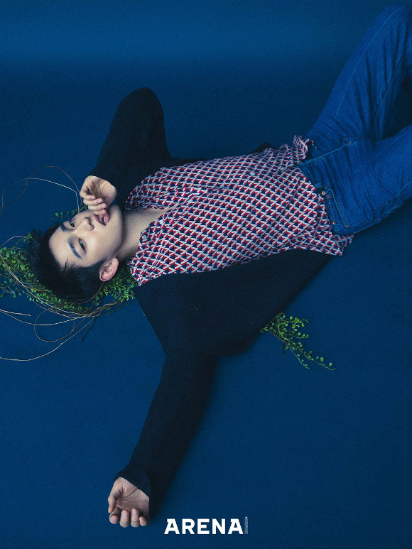 배우 박진영이 화보 촬영에서 포즈를 취하고 있다. [사진=아레나 옴므 플러스]