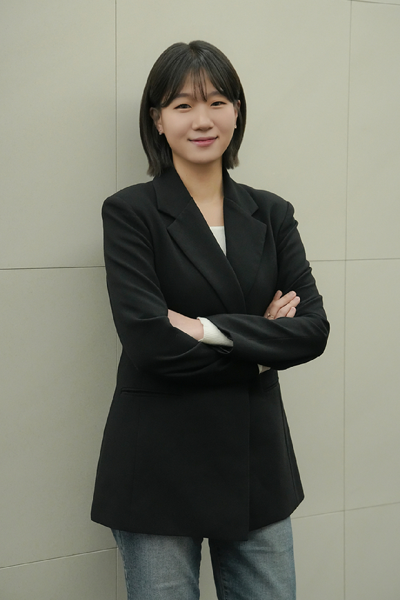 웨이브 오리지널 '배팅 온 팩트' 출연자 강전애, 박성민이 인터뷰를 진행했다. [사진=웨이브 ]