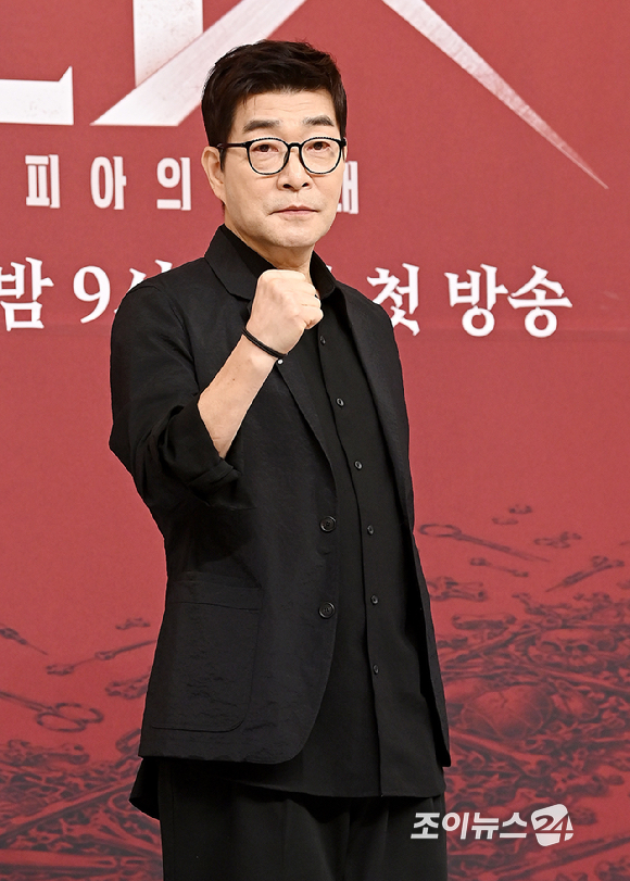 배우 손현주가 7일 서울 목동 SBS에서 열린 '닥터X : 하얀 마피아의 시대' 제작발표회에서 포즈를 취하고 있다. [사진=곽영래 기자]