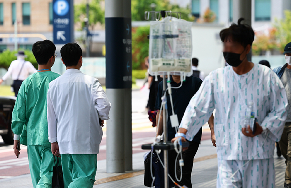 오는 18일 의료계 집단휴진이 예고된 가운데 지난 14일 서울 종로구 서울대학교병원에서 환자와 의료진들이 오가고 있다. [사진=뉴시스]