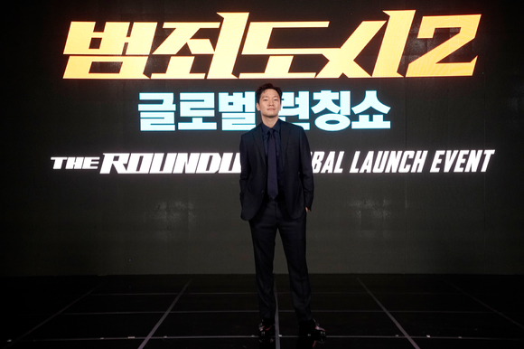 배우 손석구가 22일 온라인으로 진행된 영화 '범죄도시2' 글로벌 런칭쇼에 참석해 포즈를 취하고 있다. [사진=에이비오엔터테인먼트]