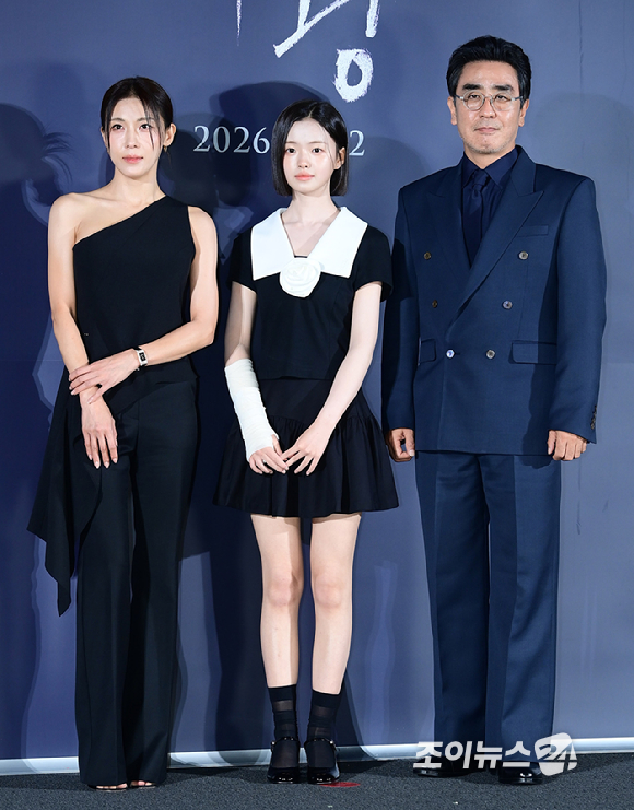 (왼쪽부터)배우 김영민-하지원-이지원 감독-배우 김시아-류승룡-김선영이 5일 오전 서울 CGV용산아이파크몰에서 열린 영화 '비광'(감독 이지원) 제작보고회에 참석하고 있다. [사진=정소희 기자]