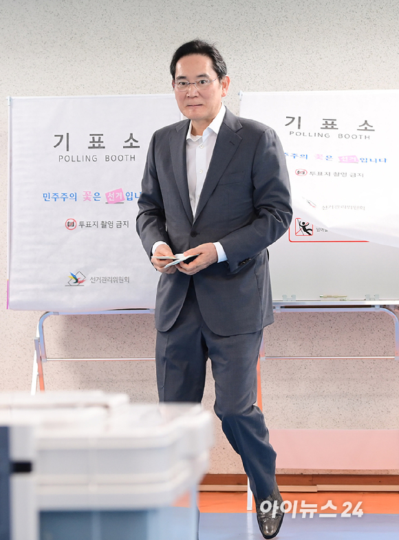 제9회 전국동시지방선거 사전투표 첫날인 29일 오전 서울 용산구 한남동 주민센터에 마련된 사전투표소에서 이재용 삼성전자 회장이 투표를 하고 있다. [사진=정소희 기자]