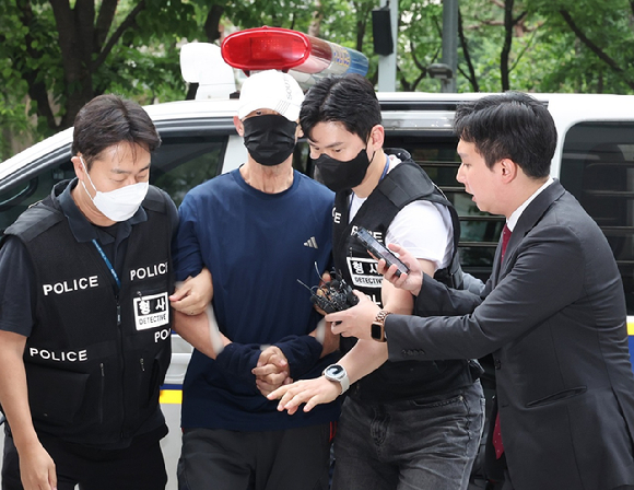 지난 5월 31일 오전 8시 43분쯤 60대 남성 원 모 씨가 지하철 5호선 여의나루역과 마포역 간 터널 구간을 달리는 열차에 불을 지르고 있다. [사진=서울남부지검 제공]